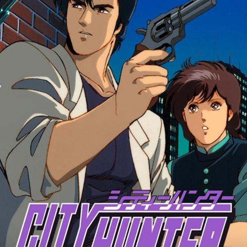 Ryo Saeba y Kaori posan frente a un paisaje urbano nocturno.