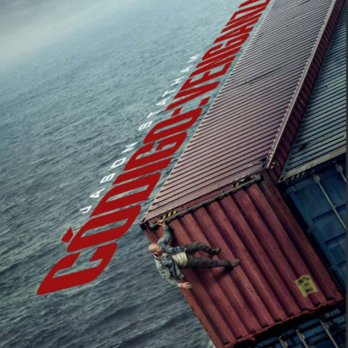 Póster oficial de la película Código: Venganza que muestra a Jason Statham colgando del borde de un contenedor rojo en un buque carguero en medio del océano.
