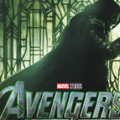 Póster promocional con tonos verdes que muestra la silueta encapuchada del Doctor Doom frente a un gran ventanal de diseño gótico.