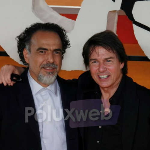 El director Alejandro González Iñárritu y el actor Tom Cruise posando juntos sonrientes durante la alfombra roja del Fan Event de "Digger" en Cinépolis Parque Toreo.