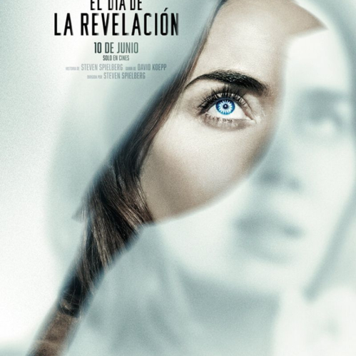Primer plano de un ojo azul parcialmente cubierto por una forma translúcida en un entorno difuminado.
