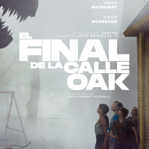 Póster oficial de la película en español que muestra a una familia observando con asombro el cielo desde el porche de su casa mientras la silueta de la cabeza de un gran dinosaurio carnívoro se asoma entre la niebla.