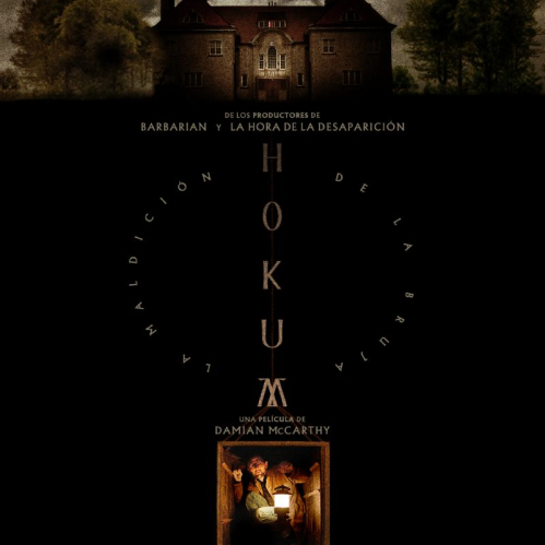 Póster de una película de terror con una mansión oscura, tipografía vertical y un personaje sosteniendo una linterna.