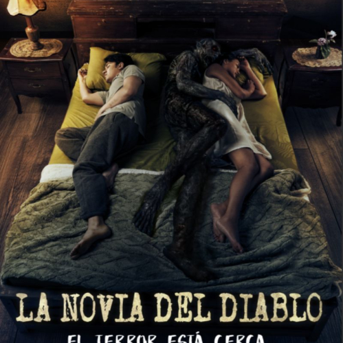 Pareja dormida junto a una criatura oscura en cama matrimonial.
