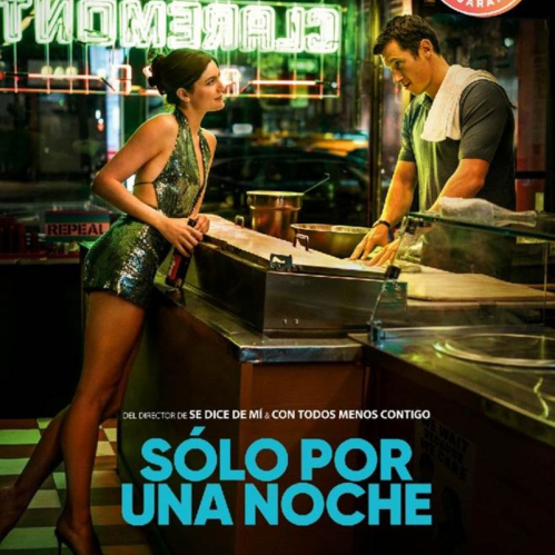 Póster oficial de la película Solo por una noche con Monica Barbaro con un vestido brillante conversando apoyada en la barra de un establecimiento con Callum Turner.