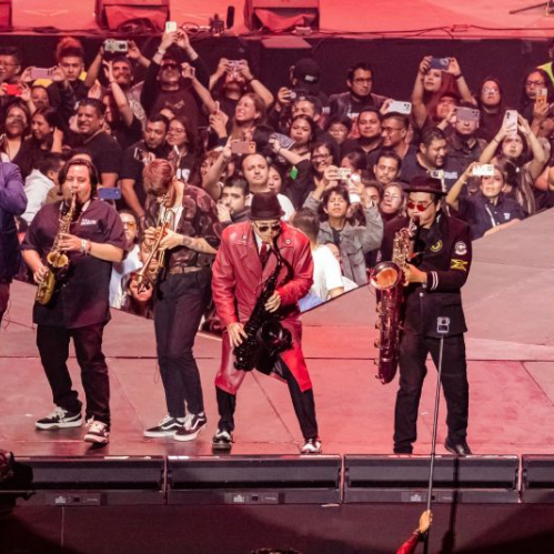 Integrantes de Inspector interpretan una sección de metales durante su concierto “Misión: Ska Tour” en la Arena CDMX ante miles de asistentes.