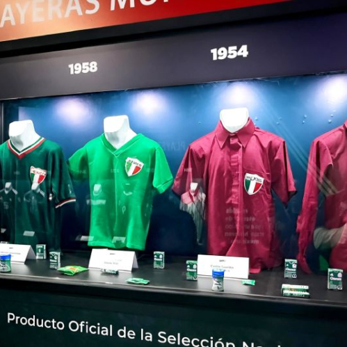 Vitrina con playeras históricas de la Selección Mexicana de distintos mundiales.