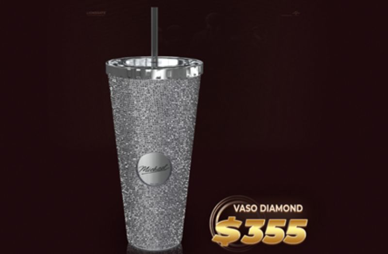 Promoción de un vaso coleccionable plateado con acabado brillante y diseño alusivo a la película Michael, acompañado de su precio y marca Cinépolis.