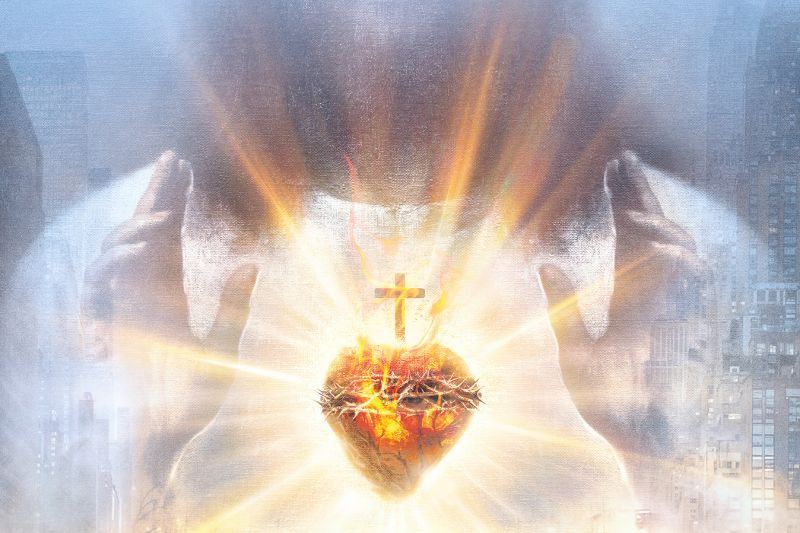 Póster oficial vertical cinematográfico con una multitud de personas en silueta en la parte inferior frente a un paisaje urbano de rascacielos. Desde el centro superior emanan rayos dorados de luz que rodean la figura de un Sagrado Corazón ardiendo rodeado de espinas y coronado por una cruz. De fondo, en tono translúcido, se observan el rostro y las manos levantadas de Jesús.