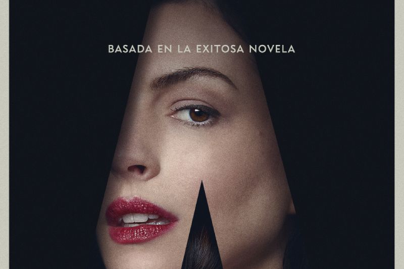 Póster oficial cinematográfico en formato vertical. La composición muestra una gran silueta en forma de la letra "A" que encuadra de manera superpuesta los rostros de los tres protagonistas. En la sección superior se observa en gran plano el rostro de Anne Hathaway luciendo labios rojos y hombro descubierto con un tirante de vestido rojo.
