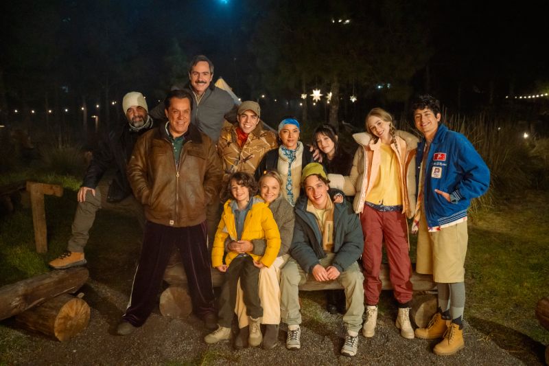 Elenco y equipo de producción durante el rodaje de "Un mal partido".