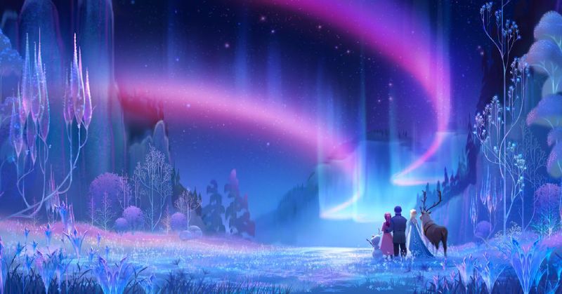 Arte conceptual de Frozen 3 Arte conceptual que muestra a Elsa, Anna, Kristoff, Olaf y Sven de espaldas contemplando una aurora boreal de tonos púrpuras y rosados sobre un paisaje nevado místico.