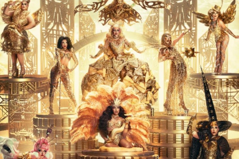 “La Más Draga: Solo las más” – Gran Final Escenario dorado con participantes en vestuarios elaborados posando para un evento final.