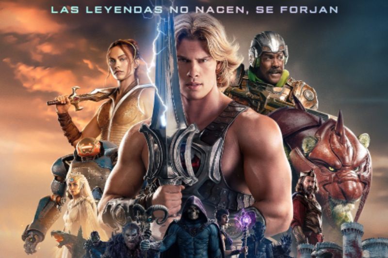 “Amos del Universo – Funciones Relajadas” Personajes de fantasía posan en un entorno épico con tonos cálidos y atmósfera de aventura.