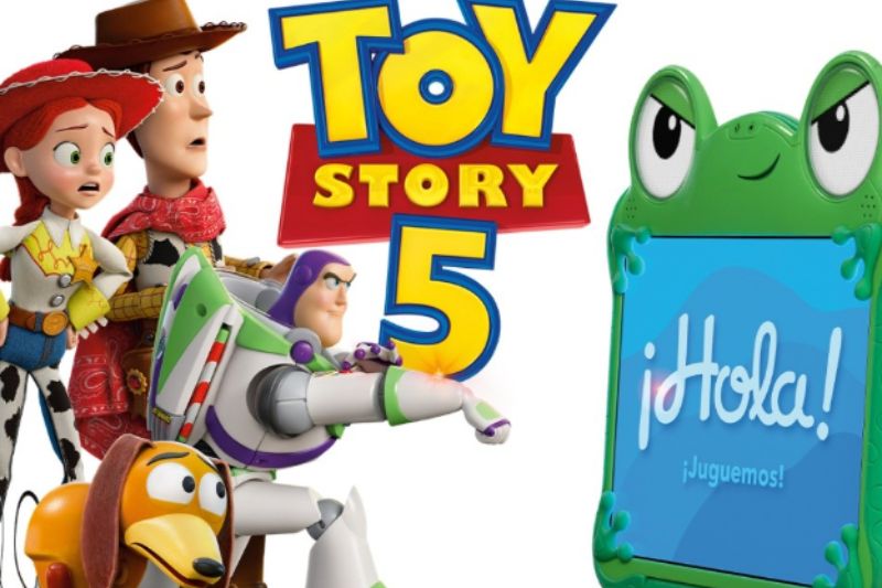 Toy Story 5 – Funciones Incluyentes Personajes animados reunidos frente a un dispositivo infantil en un entorno colorido.