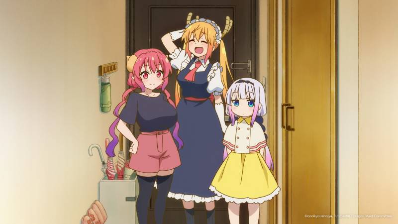 Póster de Miss Kobayashi’s Dragon Maid: Un dragón solitario desea que lo quieran Tres personajes de estilo animado posan en la entrada de una casa, con expresiones cálidas y colores vibrantes.