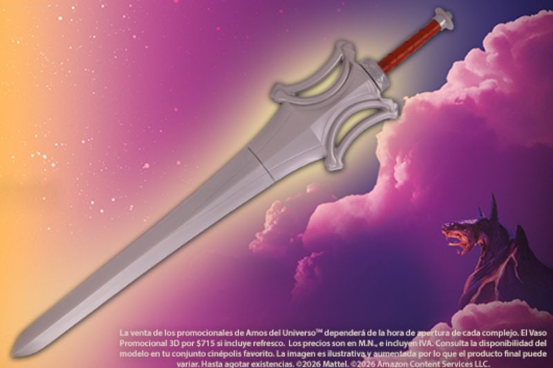 Cinépolis – Promocionales de Amos del Universo Arte promocional con una espada estilizada sobre un fondo colorido y un felino de ojos brillantes emergiendo entre nubes.