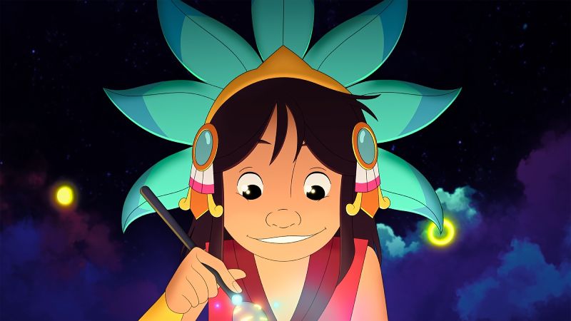 Fotograma de la película animada en 2D "Mi Amigo el Sol". En primer plano aparece una niña de rasgos mestizos y expresión sonriente sosteniendo un pincel con destellos luminosos. Lleva puesto un tocado de plumas en color turquesa e indumentaria roja con acentos amarillos. De fondo se observa un cielo nocturno estrellado con destellos dorados y tonos púrpura.