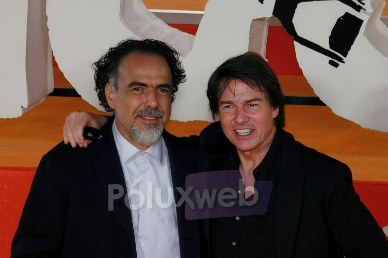 Alejandro González Iñárritu y Tom Cruise en el Fan Event de Digger El director Alejandro González Iñárritu y el actor Tom Cruise posando juntos sonrientes durante la alfombra roja del Fan Event de "Digger" en Cinépolis Parque Toreo.