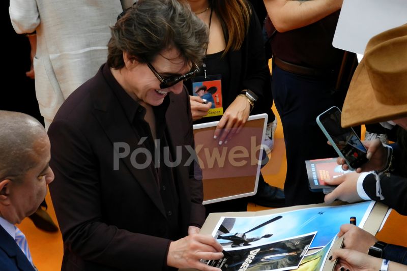 Tom Cruise convive con fans en México Tom Cruise con gafas de sol sonriendo mientras firma carteles y autógrafos para los fanáticos durante la alfombra roja de Digger.