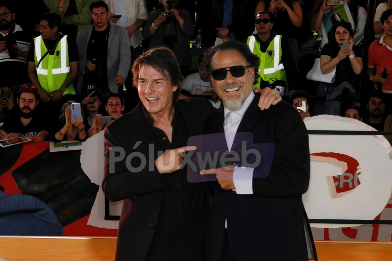 Tom Cruise e Iñárritu celebran la llegada de Digger Tom Cruise y Alejandro González Iñárritu vistiendo gafas oscuras y sonriendo abrazados frente a la multitud de fans en Cinépolis Parque Toreo.