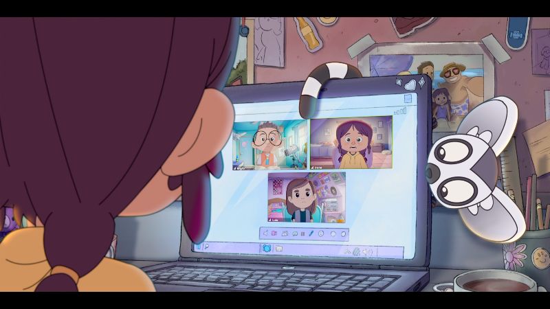 Niña frente a una laptop en videollamada con amigos mientras un lémur se asoma curioso.