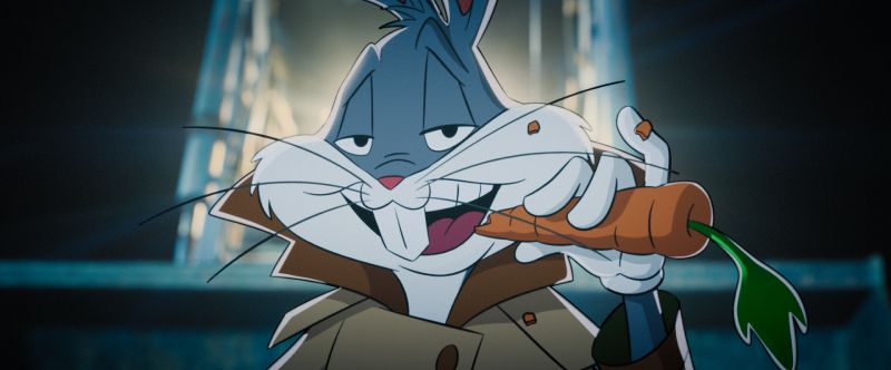 Bugs Bunny en Coyote vs. Acme Bugs Bunny sonriendo en un tono sarcástico mientras muerde su clásica zanahoria vistiendo una gabardina de detective.
