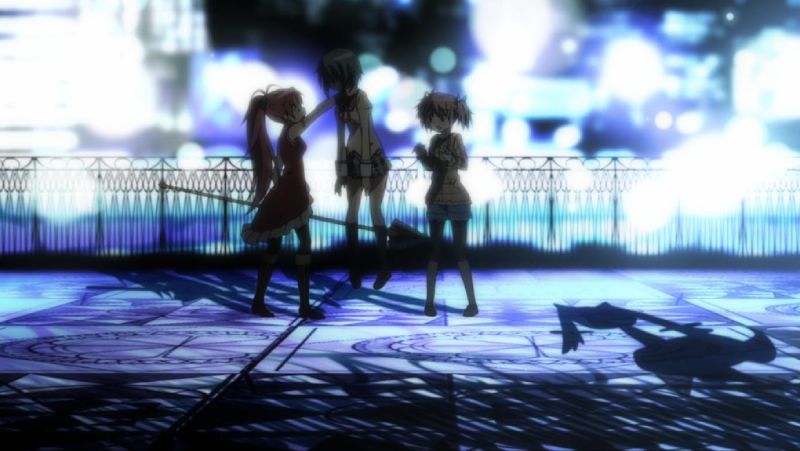 Escena nocturna donde Kyoko Sakura, Sayaka Miki y Madoka Kaname interactúan bajo luces abstractas sobre una plataforma con mosaicos.