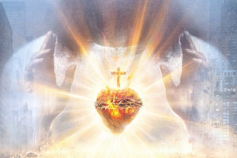 Representación artística del Sagrado Corazón de Jesús Detalle artístico del Sagrado Corazón de Jesús rodeado por la corona de espinas, llamas brillantes y una cruz sobre un fondo radiante.