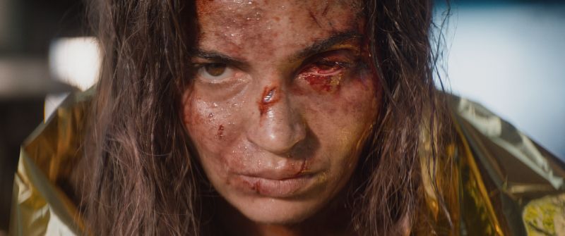 La lucha por sobrevivir en Evil Dead: En Llamas Uno de los personajes principales enfrenta las consecuencias de la violencia sobrenatural con visibles heridas en el rostro.