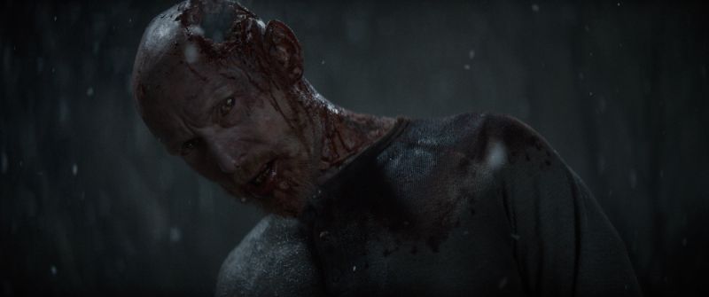 Los demonios continúan sembrando el caos Un personaje poseído aparece cubierto de sangre bajo una intensa lluvia durante una de las secuencias del filme.