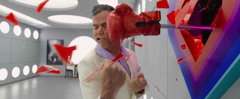 Jackass — Secuencia de impacto Persona recibiendo un golpe de un guante mecánico en un entorno futurista.