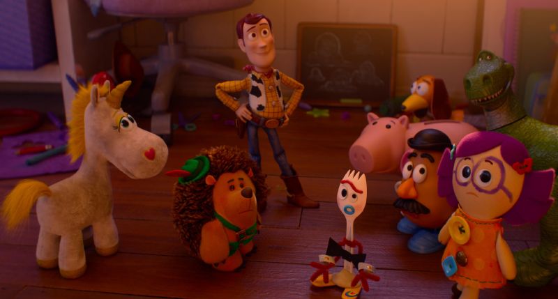 Juguetes en el salón de juegos Varios juguetes reunidos en un cuarto infantil sobre un piso de madera.