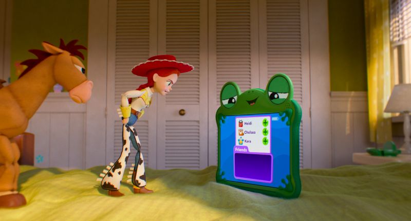 Jessie frente a Lilypad Jessie y Tiro al Blanco frente a un dispositivo verde con lista de contactos.