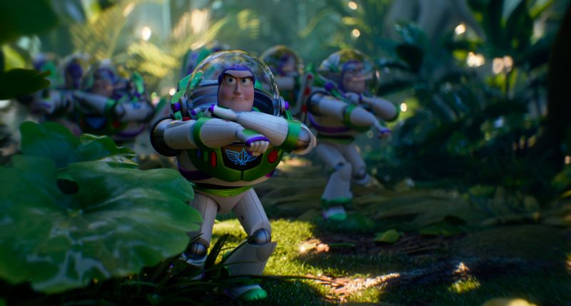 Buzz Lightyear en la jungla Múltiples figuras de Buzz Lightyear en un entorno selvático.