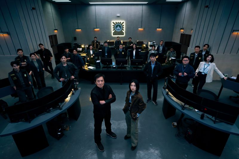 Centro de operaciones — Enemigo Mortal Equipo de investigadores en una sala de control moderna con múltiples monitores y emblema oficial al fondo.