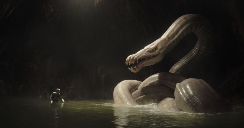 Criatura serpentina emergiendo del agua frente a un personaje.
