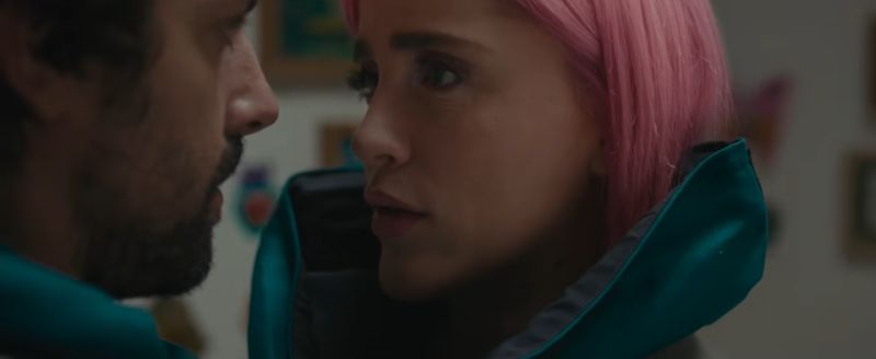 Encuentro Cercano en Amarte Primer plano de José María de Tavira y Cassandra Sánchez-Navarro con cabello rosa mirándose fijamente en una escena íntima de la película.