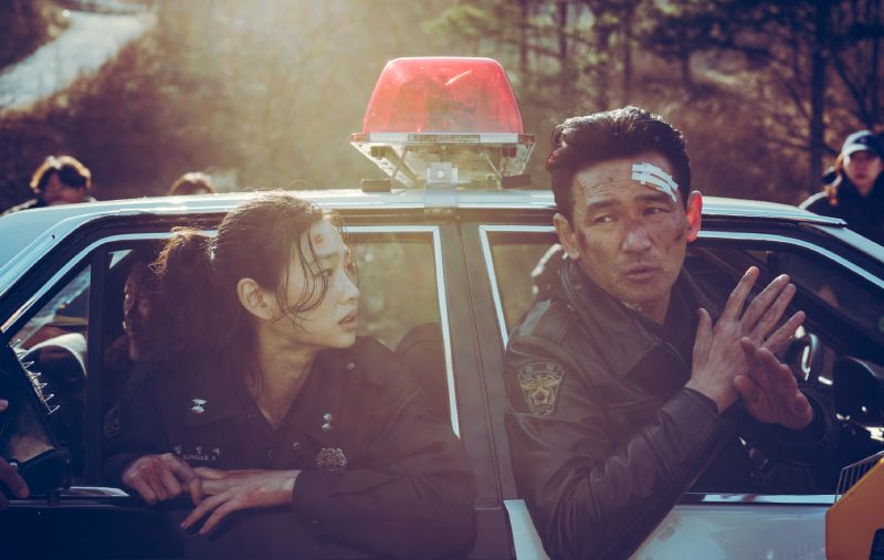 Hoyeon e Hwang Jung-min en la Patrulla Hoyeon e Hwang Jung-min heridos y vendados asomados por las ventanas de la patrulla conversando con preocupación.