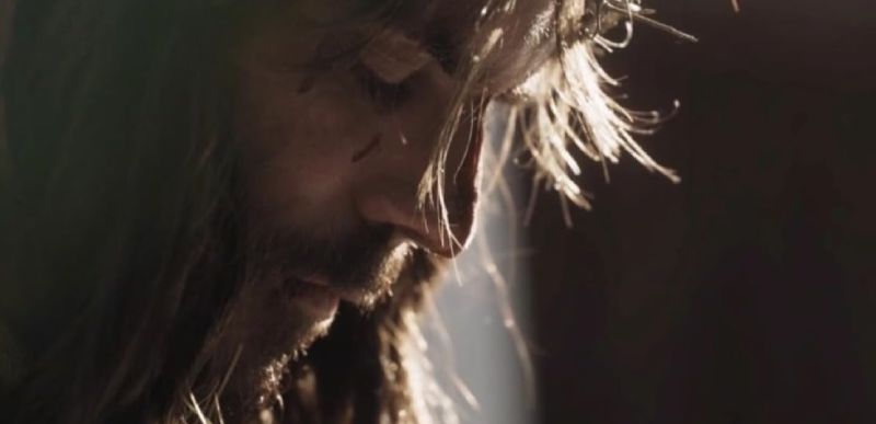 Marc Clotet como Jesucristo Primer plano en penumbra de Marc Clotet caracterizado como Jesús con la corona de espinas cabizbajo en actitud reflexiva.
