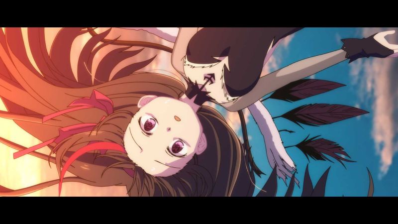 Primer plano cenital de Homura Akemi con su vestido oscuro y plumas negras flotando en un cielo luminoso.