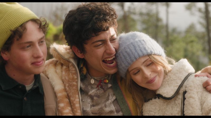 Relación de Mía y Martín Los personajes de Mía y Martín sonriendo y abrazándose afectuosamente al aire libre durante su viaje.