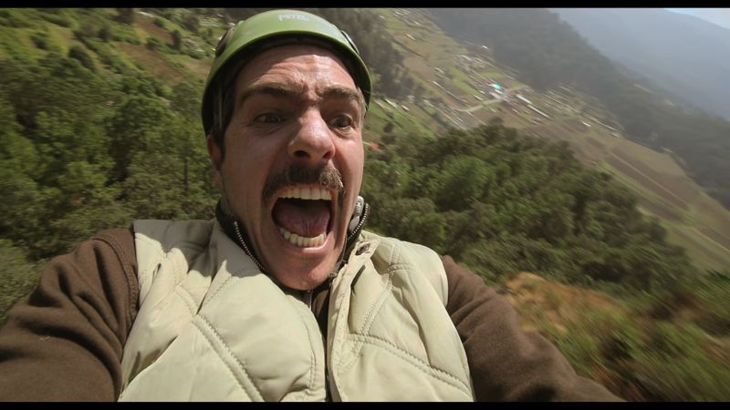 Mauricio Ochmann en la Tirolesa Mauricio Ochmann gritando de emoción o miedo mientras viste un casco y arnés lanzándose por una tirolesa.