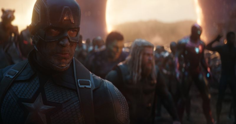 Planificación del Atraco al Tiempo Tony Stark, Steve Rogers, Natasha Romanoff, Rhodey, Clint Barton, Scott Lang, Rocket y Nebula reunidos en la sala del complejo de los Vengadores planeando el atraco al tiempo.