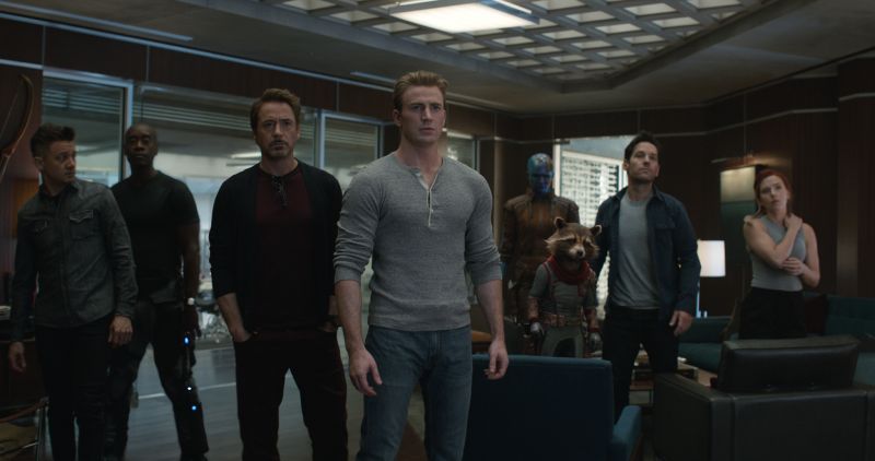 Natasha Romanoff y Clint Barton en Vormir Natasha Romanoff y Clint Barton frente a frente en una escena íntima dentro de la nave espacial antes de su misión en Vormir.