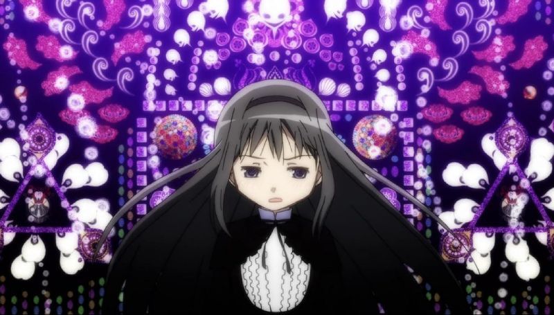 Captura de pantalla de la película Puella Magi Madoka Magica: Rebellion centrada en Homura Akemi con expresión afligida sobre un fondo geométrico abstracto y recargado con patrones de púrpura, violeta y figuras góticas.