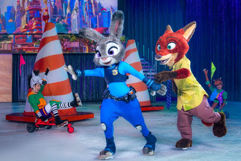 Disney On Ice — Zootopia en acción Judy Hopps y Nick Wilde patinan entre conos gigantes en un número inspirado en Zootopia.