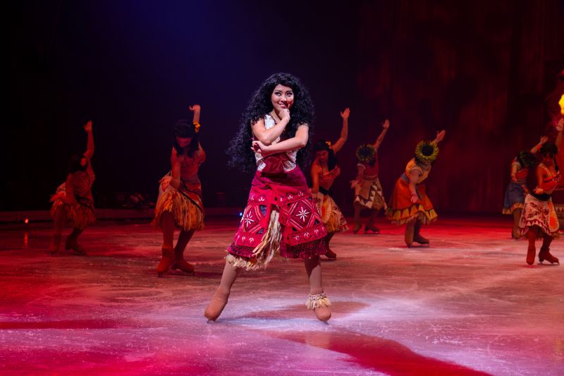 Disney On Ice — Moana sobre hielo Moana lidera una coreografía inspirada en danzas isleñas con un grupo de intérpretes en segundo plano.