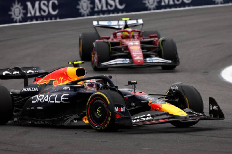 Verstappen sube al podio tras salir desde el pit lane