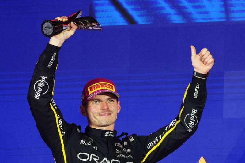 Verstappen resiste y asegura el podio en Singapur